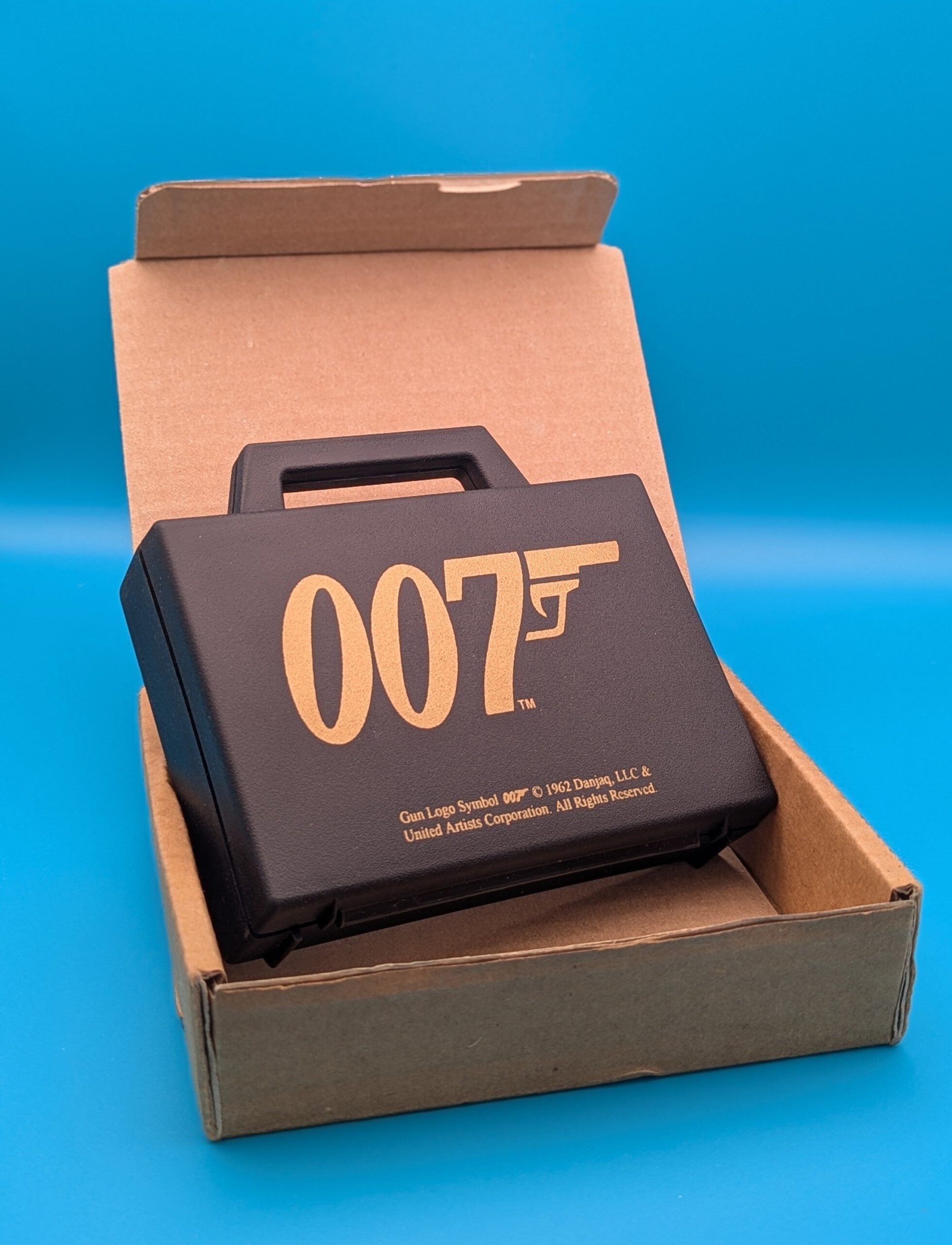 2026/04/1000077449.jpg james bond: bubble gum collectors edition (reprint)