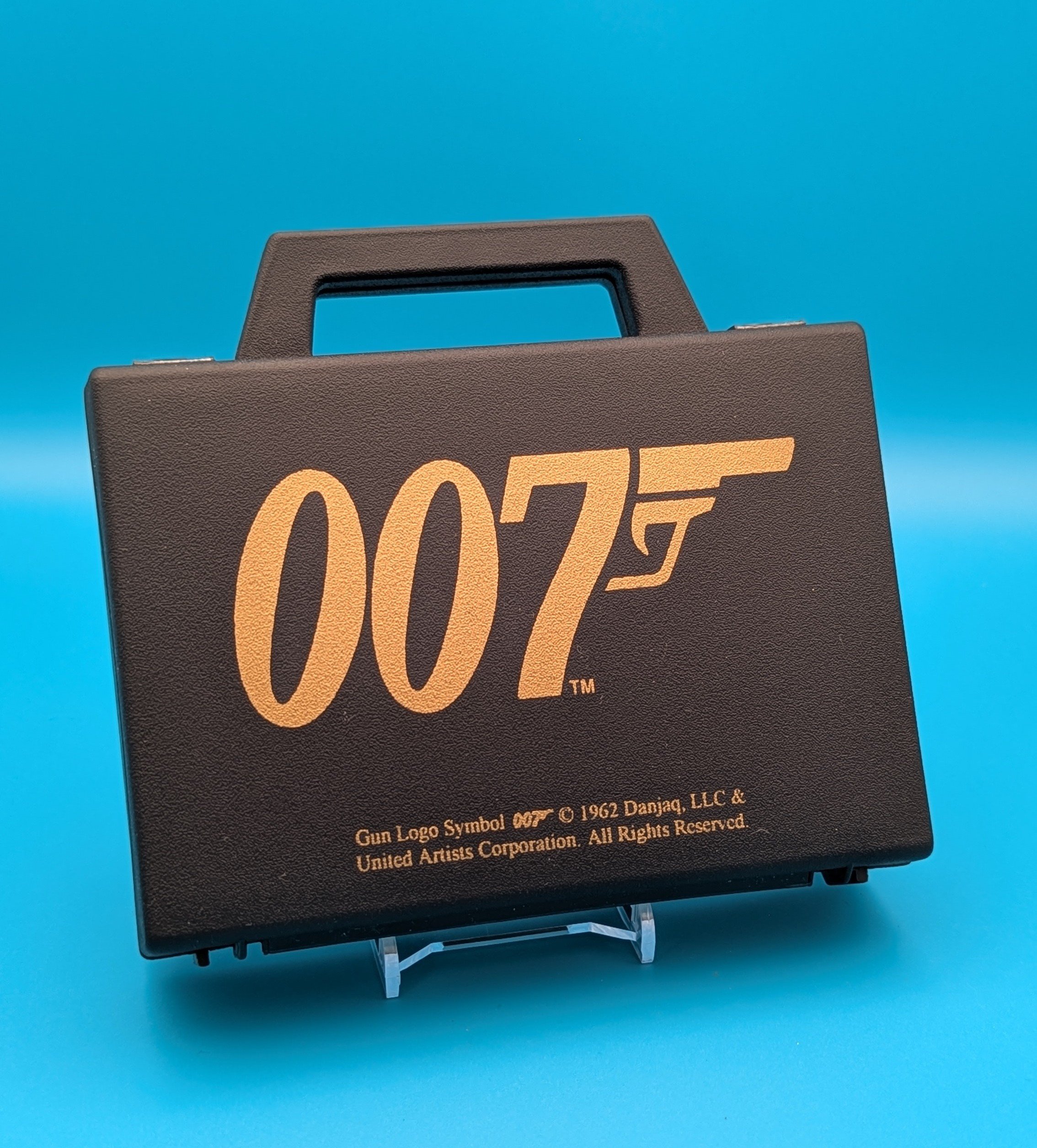 2026/04/1000077450.jpg james bond: bubble gum collectors edition (reprint)