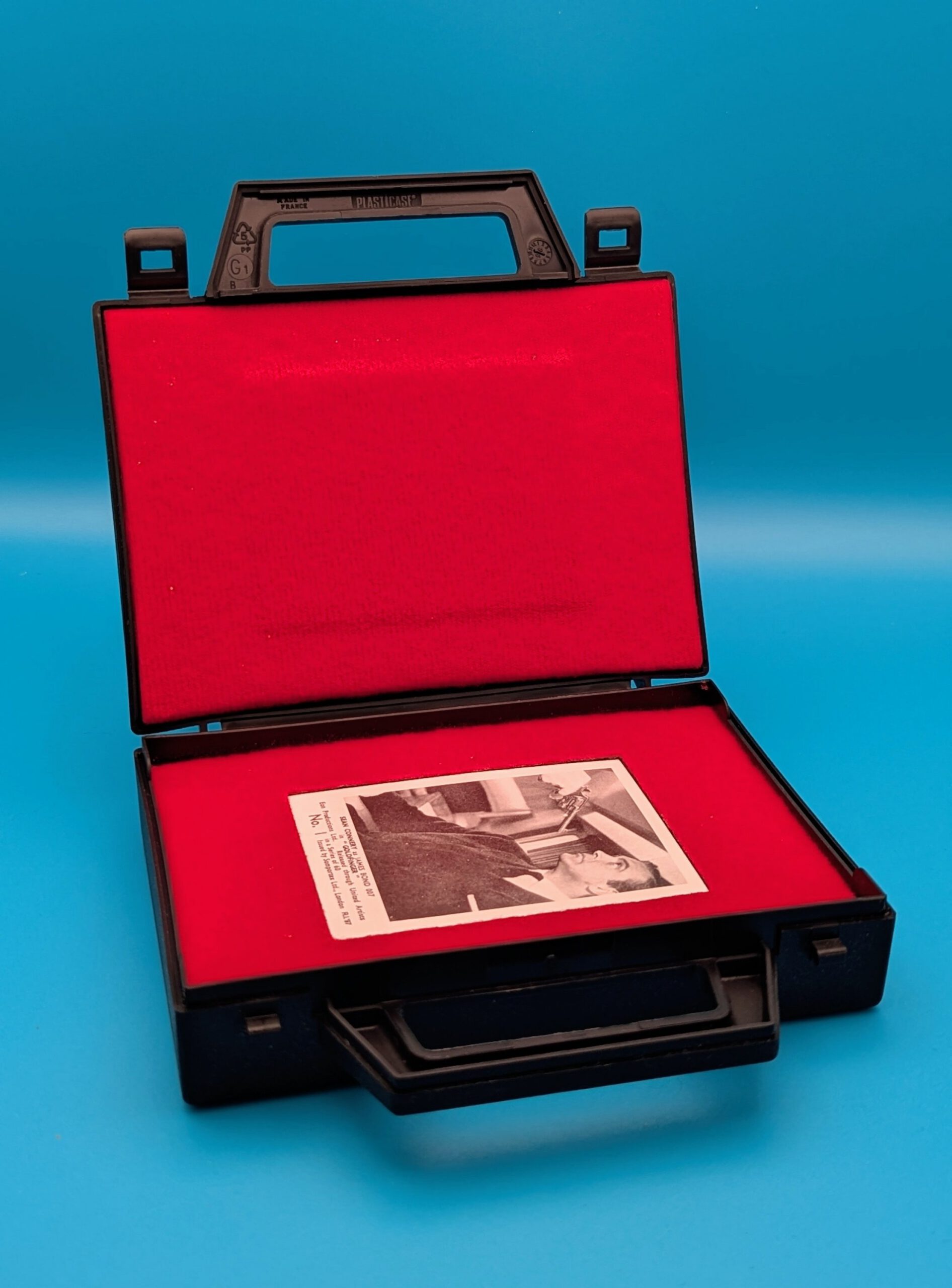 2026/04/1000077460.jpg james bond: bubble gum collectors edition (reprint)